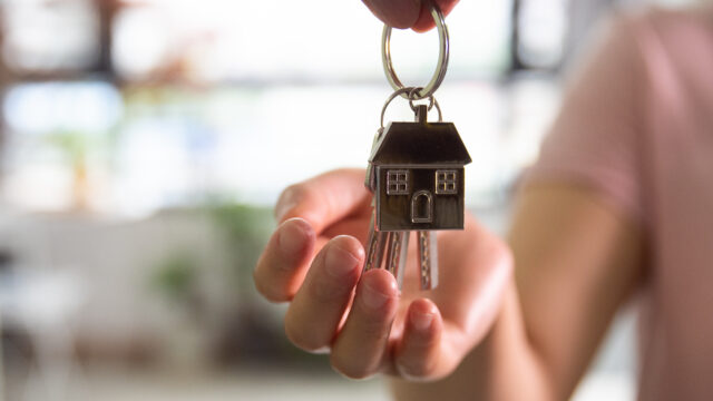 home keys and hand