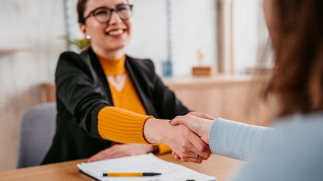 Women-shaking-hands-with-lende